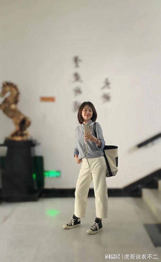 南：过膝裙、直筒裤？鞋子搭对了才时尚凯发K8旗舰厅50岁女性春季穿搭指(图4)