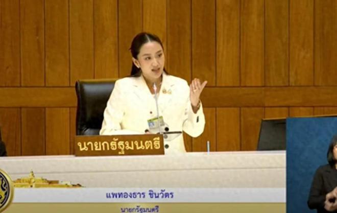俩孩子坐地毯上看电视皮塔卡充当摄影师凯发K8旗舰厅佩通坦与子女隔空同框！(图2)