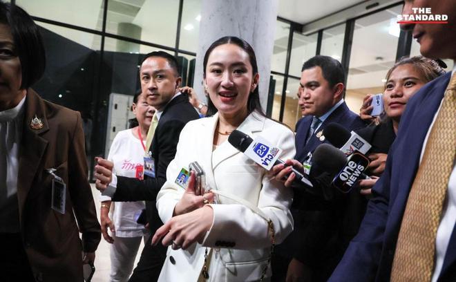 俩孩子坐地毯上看电视皮塔卡充当摄影师凯发K8旗舰厅佩通坦与子女隔空同框！