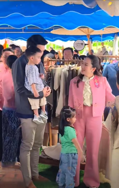 俩孩子坐地毯上看电视皮塔卡充当摄影师凯发K8旗舰厅佩通坦与子女隔空同框！(图4)