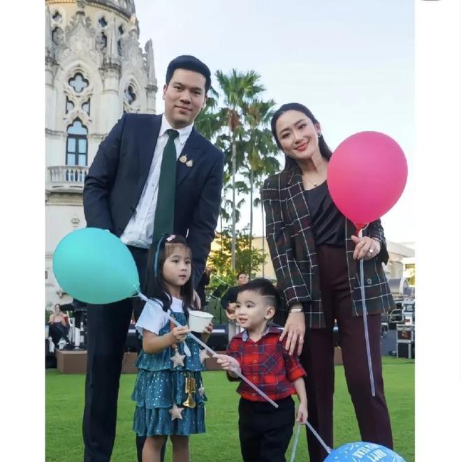 俩孩子坐地毯上看电视皮塔卡充当摄影师凯发K8旗舰厅佩通坦与子女隔空同框！(图3)