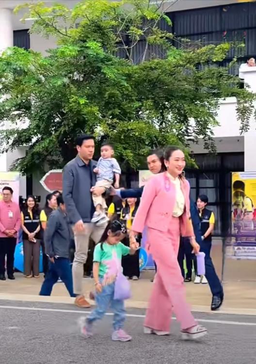 俩孩子坐地毯上看电视皮塔卡充当摄影师凯发K8旗舰厅佩通坦与子女隔空同框！(图5)