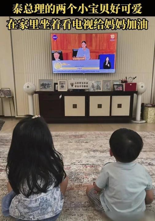 俩孩子坐地毯上看电视皮塔卡充当摄影师凯发K8旗舰厅佩通坦与子女隔空同框！(图6)
