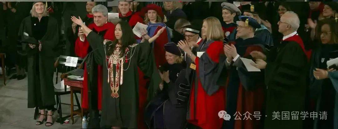 讲的中国女生蒋雨融来自青岛英高毕业本科就读于杜克凯发k8登录vip震撼全场！史上首位在哈佛毕业演(图2)