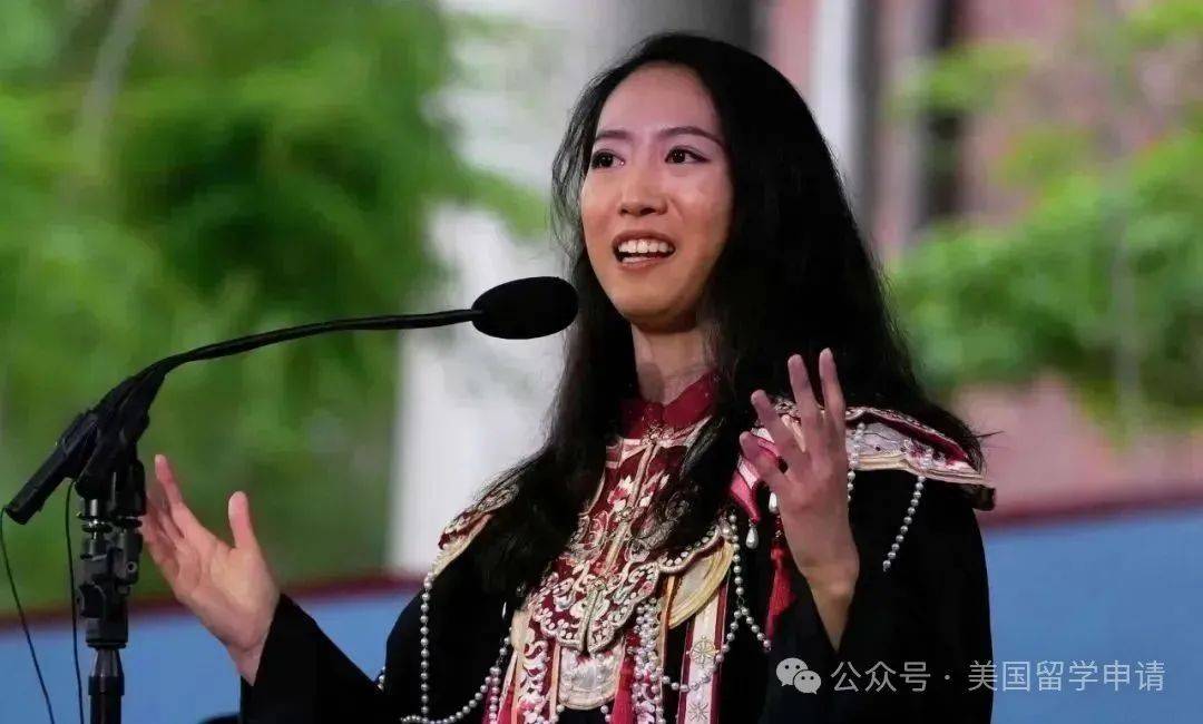 讲的中国女生蒋雨融来自青岛英高毕业本科就读于杜克凯发k8登录vip震撼全场！史上首位在哈佛毕业演(图7)